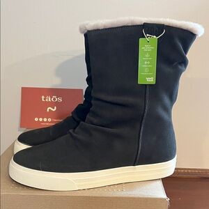 Taos Footwear Women's Dark Grey Suede Winter Boots with White Trim Size 9